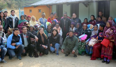 TBC Students handed blanket to elderly people